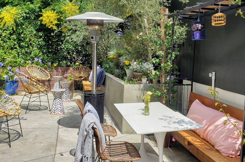 The Dog Cafe Patio - Los Angeles