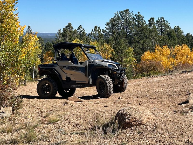 Take a dog-friendly Jeep tour in Cañon City