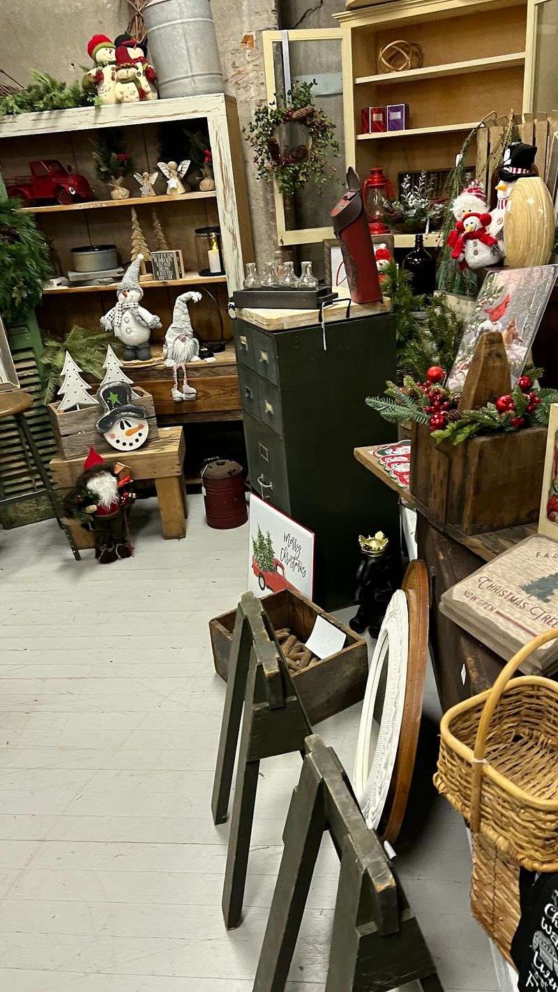 Anamosa Small-Town Sidewalk Stroll
