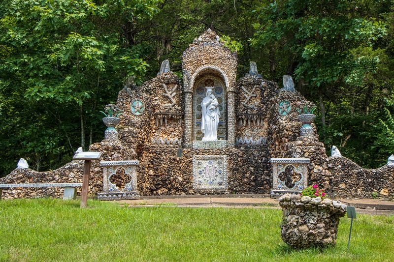 Black Madonna Shrine and Grottos, Pacific