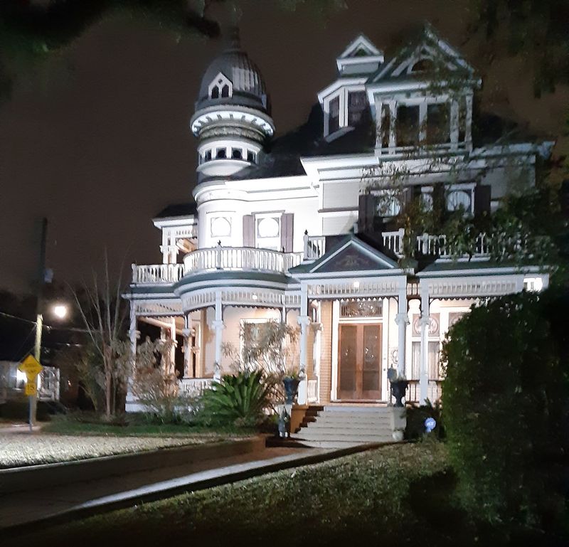 Leinkauf: Porch Spotting in Midtown