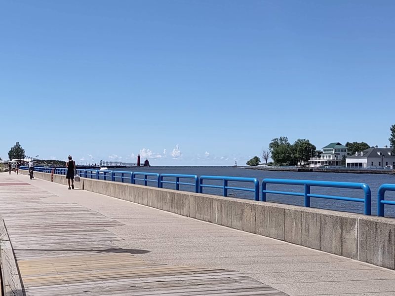 Grand Haven Lighthouse Connector Park, Grand Haven