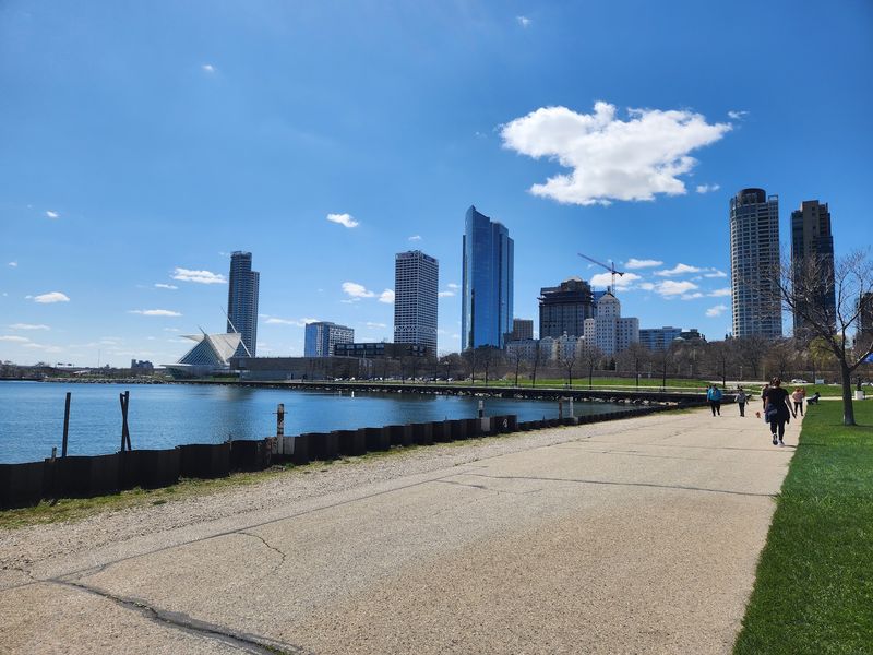 Veterans Park in Milwaukee: Leave Room for the Breeze