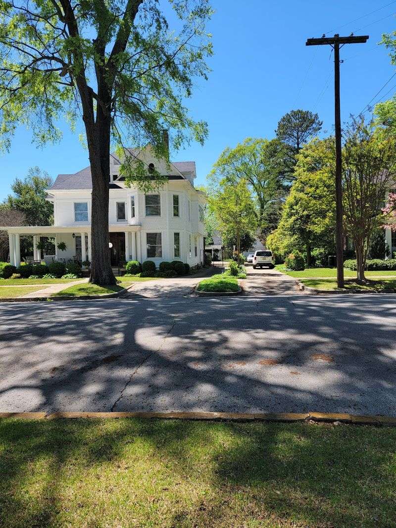 Walnut Street: A Quiet House Watching Walk