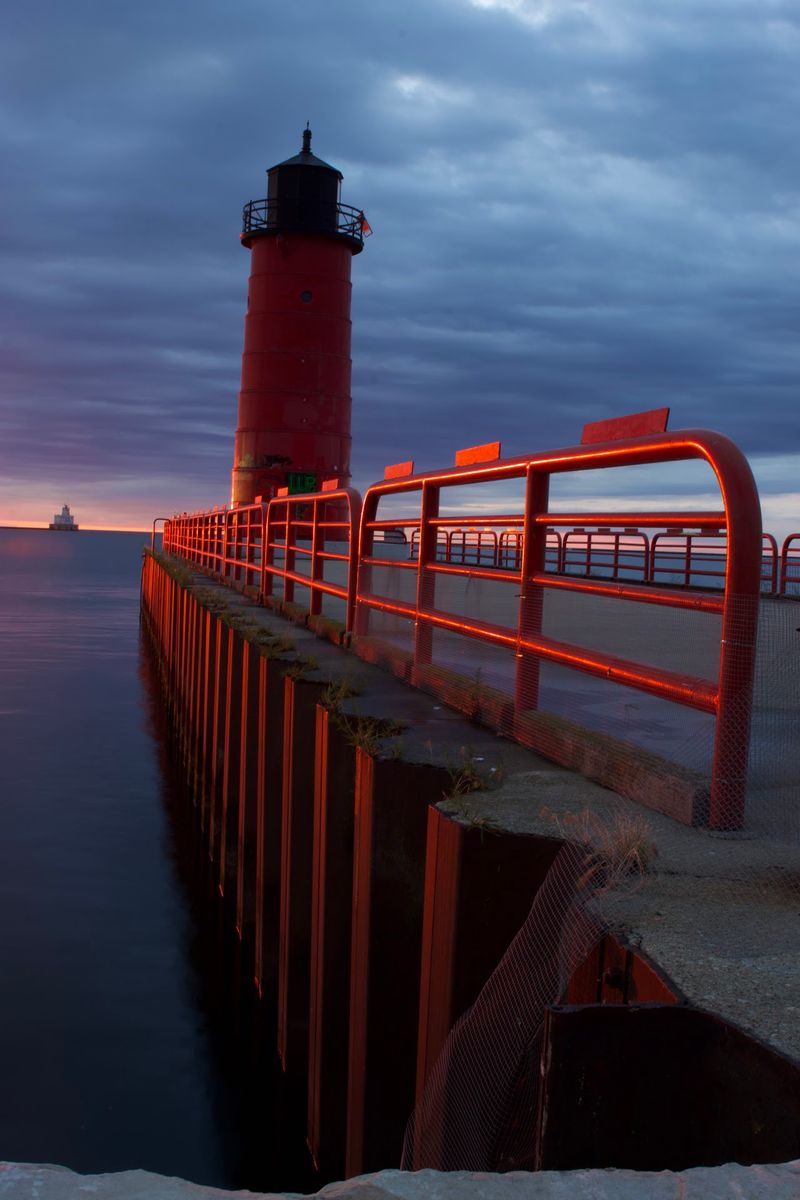 Milwaukee Pierhead Lighthouse Waterfront: A Bright Red Landmark