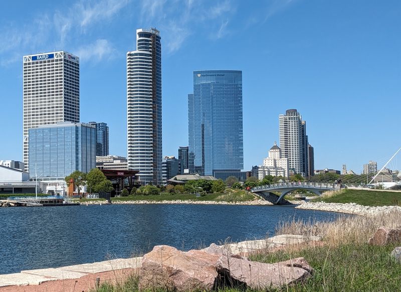 Lakeshore State Park in Milwaukee: Skyline on One Side