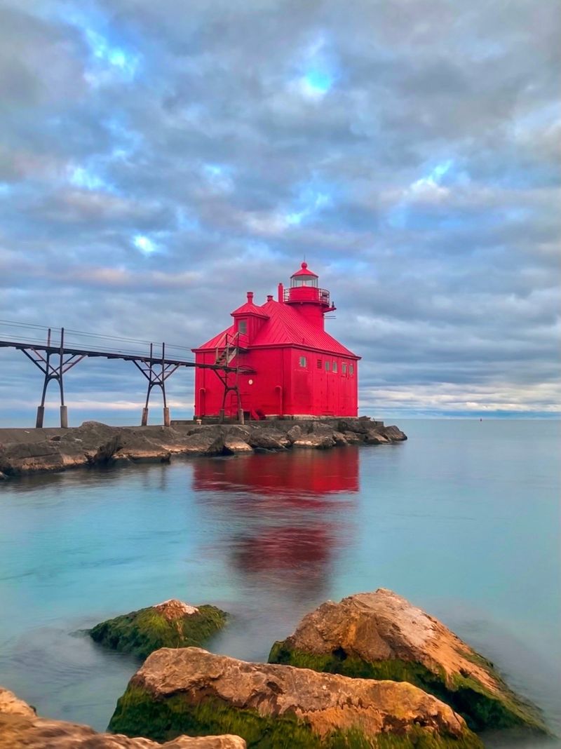 Sturgeon Bay Ship Canal Pierhead Lighthouse Area: Follow Public Access