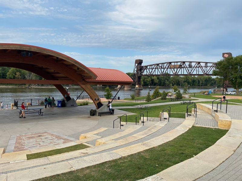 Hastings: Levee Park and Mississippi River Trail